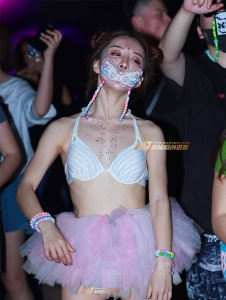 露天蹦迪 穿着大方的美女，丰满的大白腿小姐姐图片