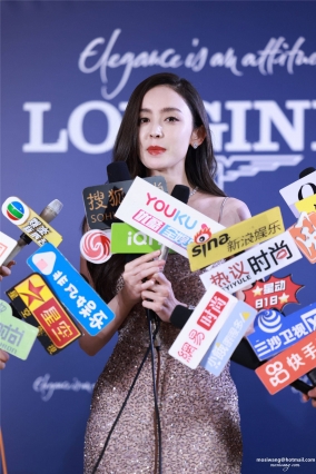 古LNZ-L琴【109P】古力娜扎短裙大白腿小姐姐长腿女明星图