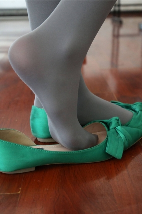 DXG-Z6-2-024【704P+2V】--校操场的半透紧身袜长腿美女同--视频