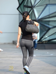 穿一身运动服的妹子