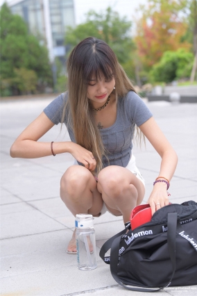 10604白色Rk【640P】逛街的白色热裤大长腿美女套图