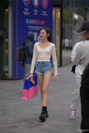 404牛ZRk【44P】一个人逛街的超短牛仔热裤短裤长腿女孩