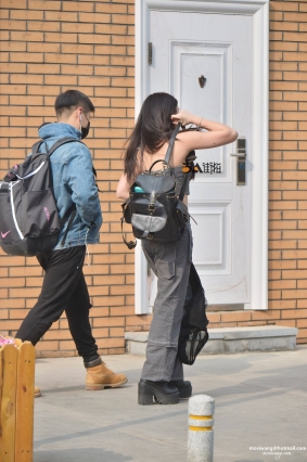 我热了，美女热了脱衣记