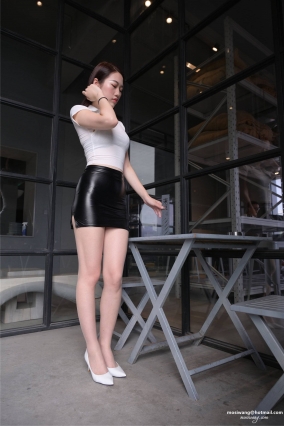 2300HeS皮DQ【686P】超短紧身皮短裙大白腿美足长腿美女图片