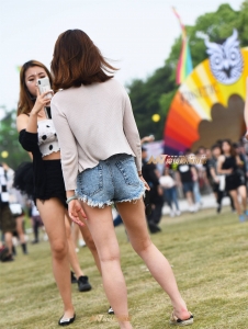 一起拍的走光牛仔热裤短裤长腿美女