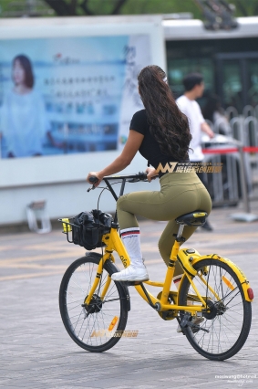 街拍美女小腰好细身材超棒，紧身裤长腿霞姐