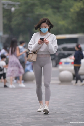 瑜伽运动风灰裤【157P】戴口罩逛街的紧身瑜伽裤长腿美女