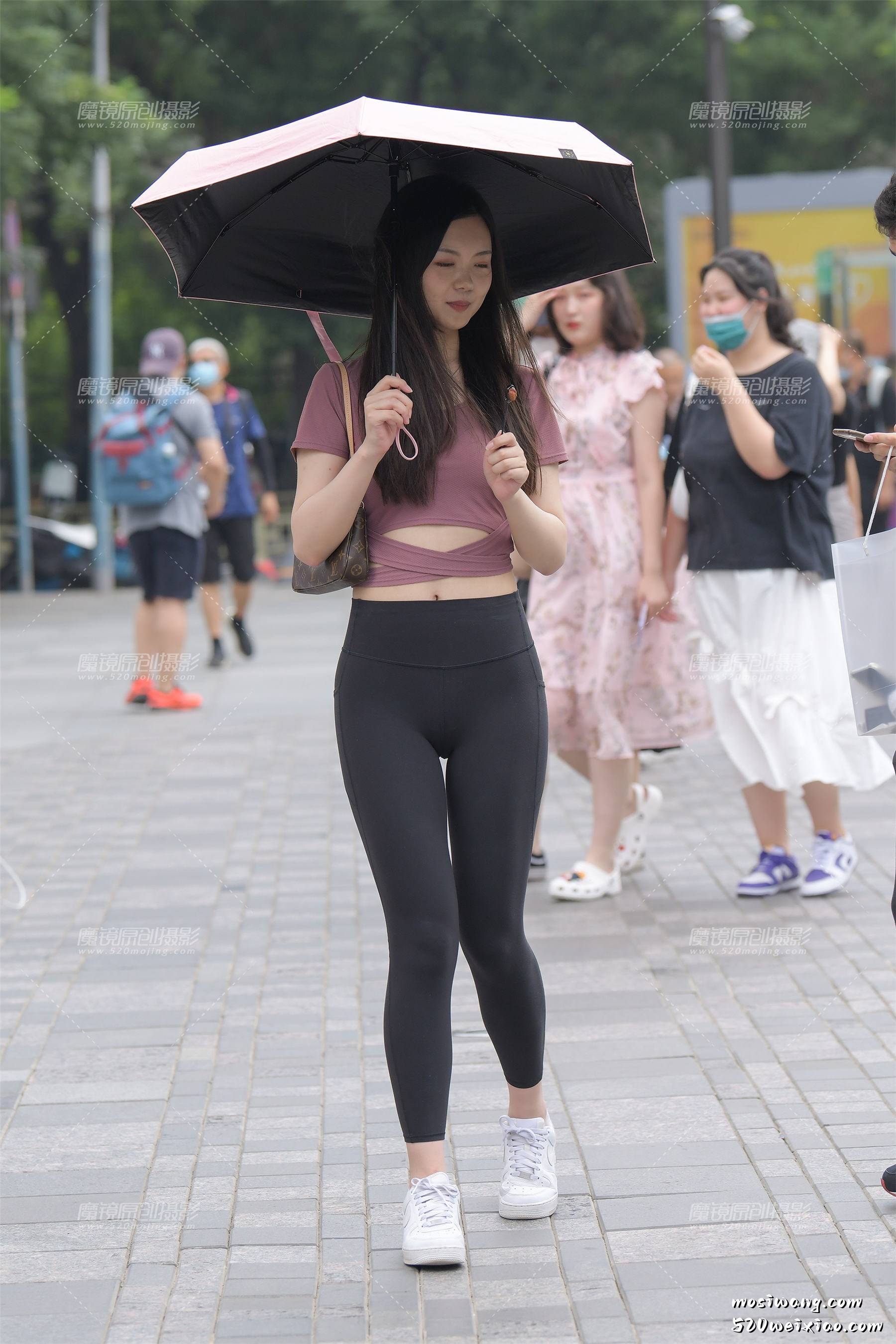 16-伞下美女2 [19P]-223108q5e4hhb5ig9k8znp.jpg