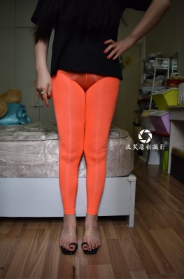 C304【86P】3a街拍第一站橘红色紧身裤翘臀大长腿美女套图，惟将旧物表深情，钿合金钗寄将去。