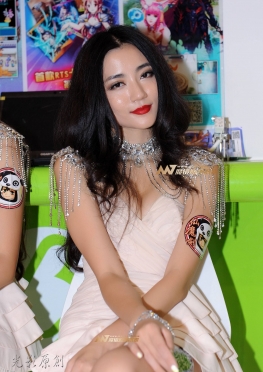 展会现场的短裙大长腿极品模特小姐姐