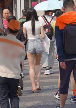 (44174) 热裤肉腿 [21P]魔镜街拍美术馆逛街的短裙女孩
