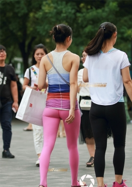 重庆街拍第一站养眼贴身的紧身裤 美不胜收!