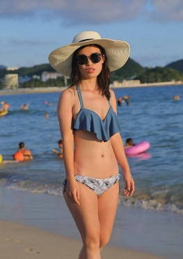 74980海边玩耍的丰满比基尼小姐姐视频