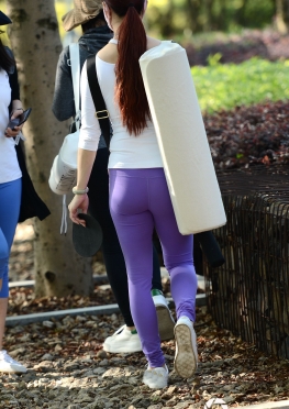 魔镜街拍第一站紫色健身裤美女