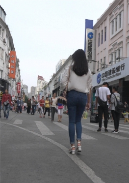 75116-75117逛街的蓝色紧身牛仔裤美女视频