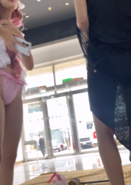 74571漫展现场的白色短裙长腿美女视频