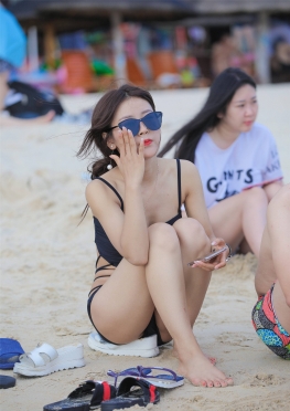 422海边BJN【63P】戴墨镜的海边黑色比基尼长腿女孩