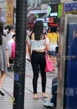 带着淡淡忧郁的黑裤大眼妹子