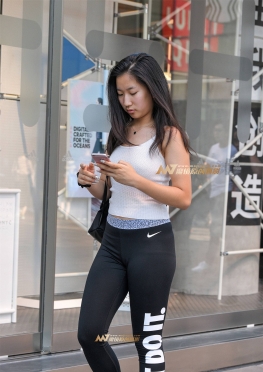 紧身运动黑裤女孩