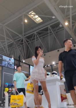 72067逛展会的白色短裙大长腿白腿美女视频