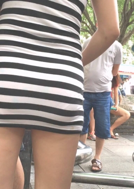 75134-75135逛街的条纹短裙小姐姐视频