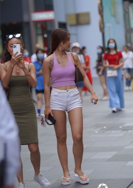34387【123+1VP】魔镜街拍第一站逛街的白色热裤女孩