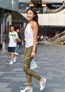 绿色瑜伽裤美女
