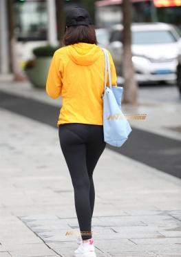 黄色风衣健身裤少妇