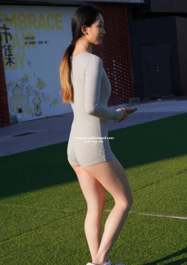75759紧身连体短裤大长腿女同妹小姐姐在操场上视频