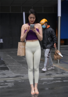 74334紧身瑜伽裤大长腿美足美女视频