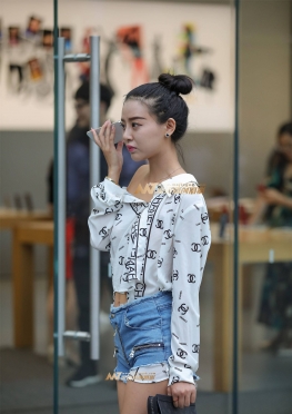 时髦热裤女孩在逛街