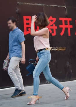 黄昏下的长腿紧牛气质女孩子，牛仔裤小姐姐