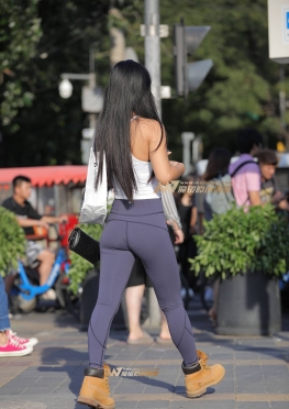 小蛮腰，紧身裤翘Tun美眉