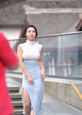 75033身材丰满的美胸长裙长腿美女视频