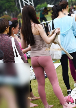 排队领奖品的紧身瑜伽裤大长腿美女图片