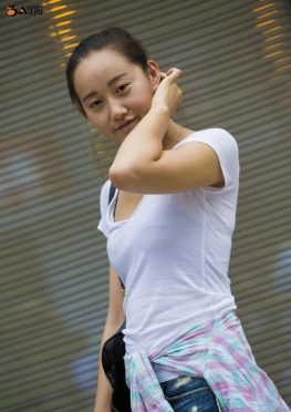 街拍第二次遇到必须摆拍，牛仔短裙美女图