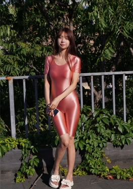 6994火焰JSK【530P】树林里的连体紧身衣大长腿翘臀女孩图片