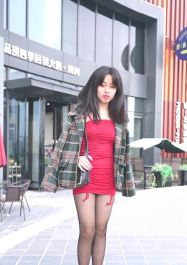 57871穿着红色超短包裙的黑丝高跟鞋大长腿美女视频