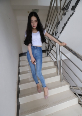 DXG-S005【134P】在学校走廊上走来走去的紧身牛仔裤女同学