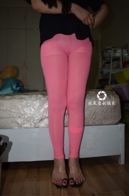 C308【112P】3a街拍美术馆粉色紧身裤翘臀大长腿美女套图，钗留一股合一扇，钗擘黄金合分钿。 美臀女孩腿很漂亮。