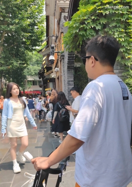 72043逛街的短裙大长腿美女视频