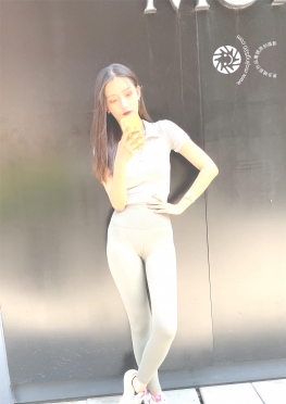 63743魔镜街拍第一站瑜伽裤长腿女孩视频