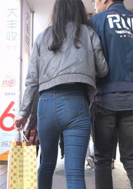 75126街拍逛街的蓝色牛仔裤小姐姐视频