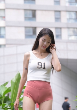 73165-73166碧玉小姐姐穿着紧身热裤短裤大长腿美女车模视频