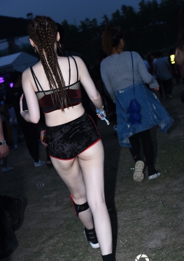 滚叔街拍从唇色到服装搭配很棒大白腿美女