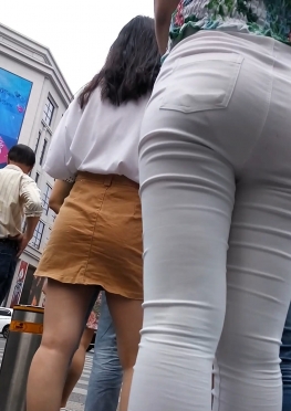 59207逛街的白色紧身裤翘臀大长腿美女视频