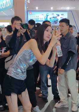 72068车展现场的牛仔热裤长腿美女视频