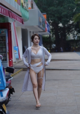 6809搁浅日期BJN【420P】海滩边玩沙的比基尼翘臀长腿女孩