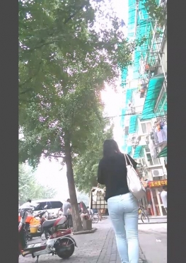 65457魔镜街拍第一站白色紧身裤长腿美女视频