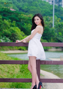 街拍连衣短裙，裸腿，鱼嘴高跟长腿极品美女图片